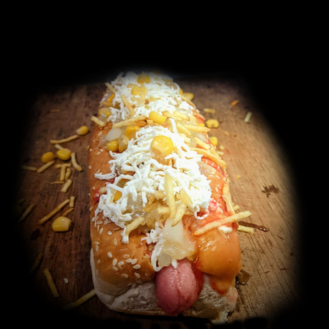Perro caliente con toppings